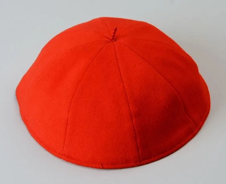 Czy na pogrzebie można mieć czapkę? Zasady noszenia nakrycia głowy