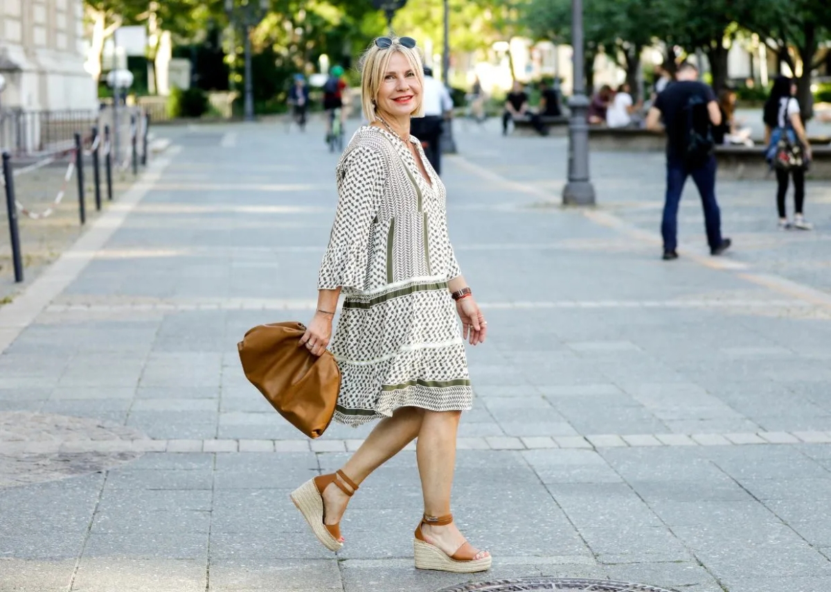 Stylizacje espadryli na koturnie - jak je nosić i jakie dodatki wybrać