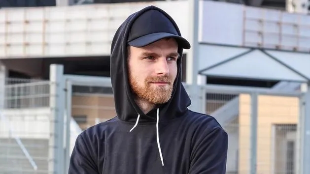 Jak dobrać czapkę z daszkiem do kształtu twarzy mężczyzny, aby wyglądać świetnie