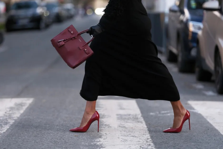 Czerwone szpilki stylizacje na wesele – elegancja i odwaga w jednym zestawieniu