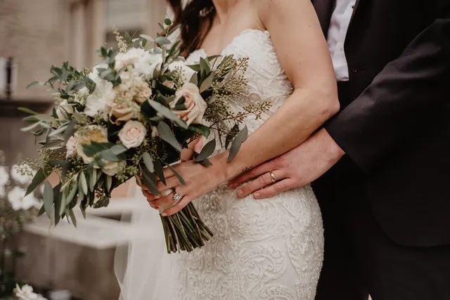 Jaki bukiet do koronkowej sukni – idealne połączenia i inspiracje na ślub