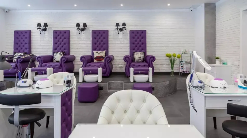 Inspirujące pomysły na nazwę salonu stylizacji paznokci, które przyciągną klientów