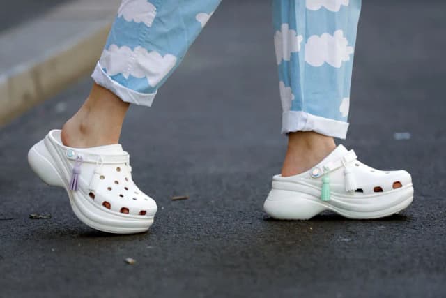 Buty jak crocsy – najlepsze alternatywy, które zachwycą komfortem i stylem Buty jak crocsy – najlepsze alternatywy, które zachwycą komfortem i stylem