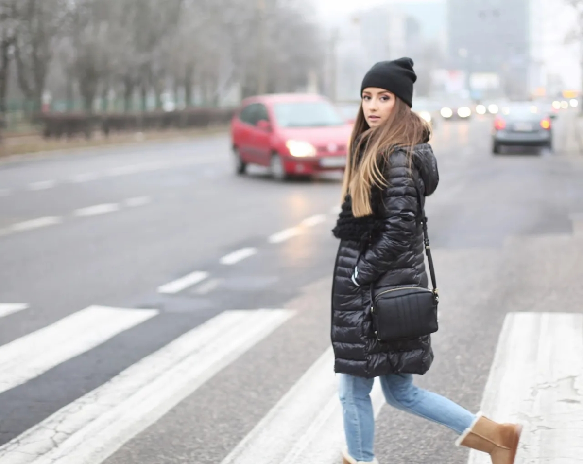 Stylowe i uniwersalne inspiracje na zimowe stylizacje z czarną kurtką