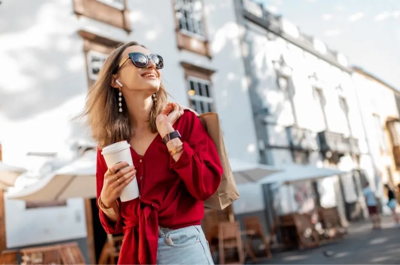 Czerwona koszula stylizacje – najlepsze pomysły na różne okazje i dodatki