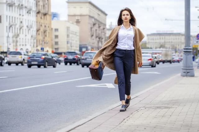 Stylizacja granatowe spodnie: idealne pomysły na eleganckie i casualowe zestawy Stylizacja granatowe spodnie: idealne pomysły na eleganckie i casualowe zestawy