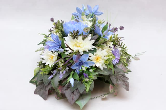 Jakie modne stroiki na cmentarz, które uczczą pamięć bliskich?