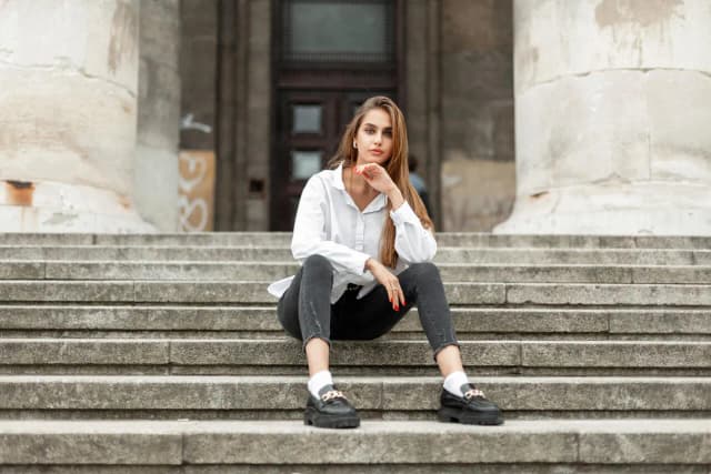 Najlepsze buty do szarych spodni damskich na każdą okazję i stylizację