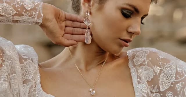 Jaka biżuteria do sukni ślubnej z koronki? Idealne dodatki dla panny młodej Jaka biżuteria do sukni ślubnej z koronki? Idealne dodatki dla panny młodej