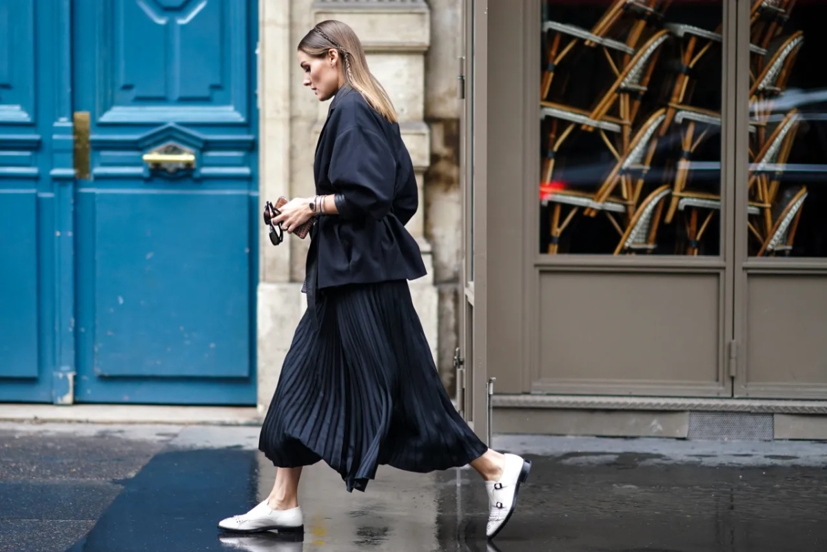 Stylizacje z plisowaną spódnicą - jak łączyć, by zachwycać różnorodnością?