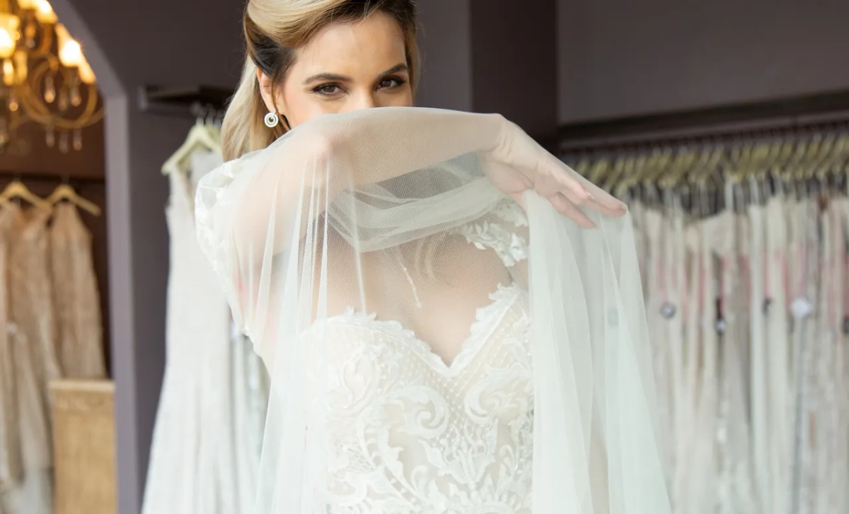 Jaki welon do koronkowej sukni? Podpowiedzi, które zmienią twoją stylizację